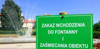Tabliczka przy fontannie