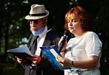 Anna Brzyska wraz z prof. Jonathanem Webberem w czasie modlitwy na cmentarzu żydowskim