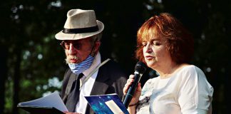 Anna Brzyska wraz z prof. Jonathanem Webberem w czasie modlitwy na cmentarzu żydowskim