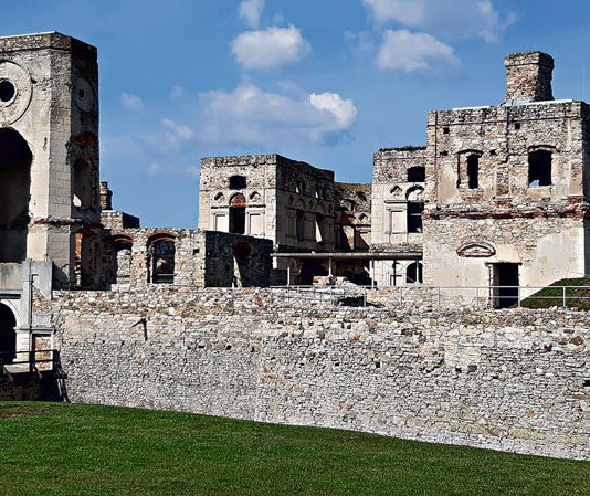 zamekKrzyżtopórwUjeździe województwoświętokrzyskie