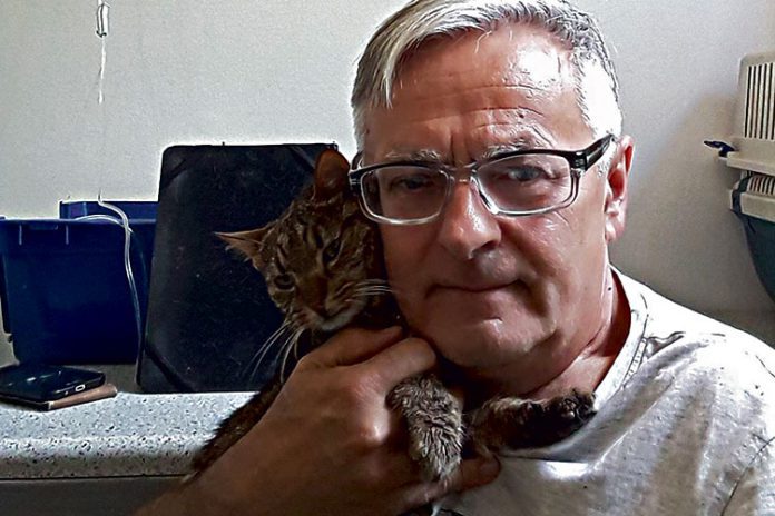 Krzysztof Giemza z kotem Milusiem