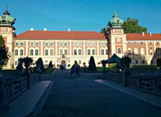 Od niedawna, aby znaleźć się bliżej zamku, wśród ogrodów, trzeba już zapłacić za bilet wstępu