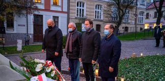 złożenie wieńców pod Grobem Nieznanego Żołnierza w Tarnowie