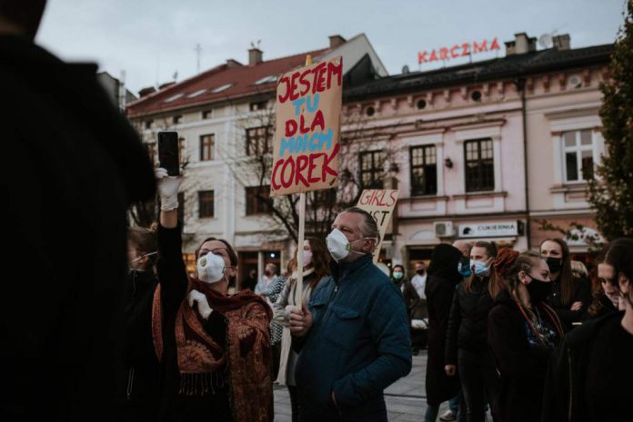 Nauczycielka doniosła do MEN, że wzięła udział w Strajku Kobiet
