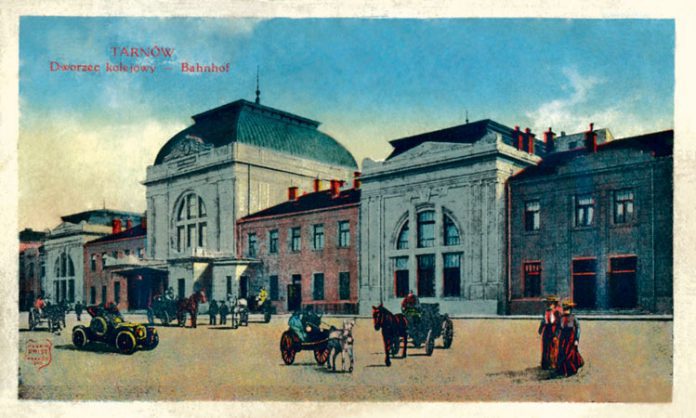 Monumentalny gmach dworca kolejowego w Tarnowie