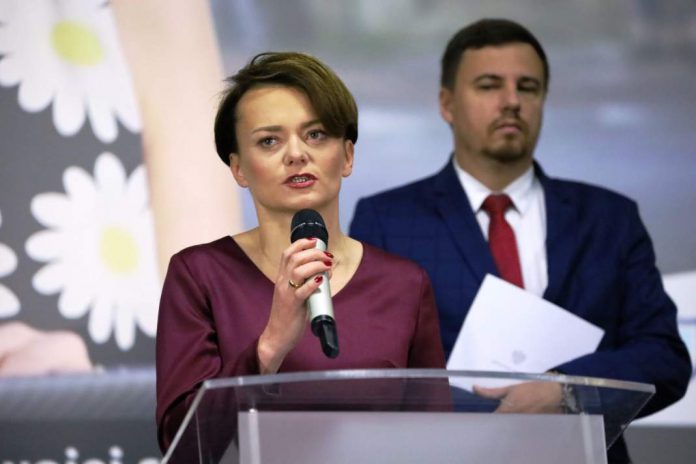 Synowie Jadwigi Emilewicz jeździli na nartach mimo obostrzeń. Były wiceminister wydała oświadczenie