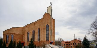 kościołem przy ul. Gumniskiej