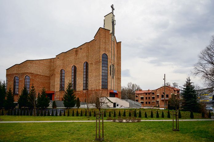 kościołem przy ul. Gumniskiej