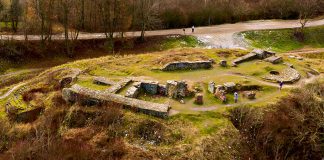 Średniowieczne ruiny zamku, pozbawione rzeczywistej opieki konserwatorskiej