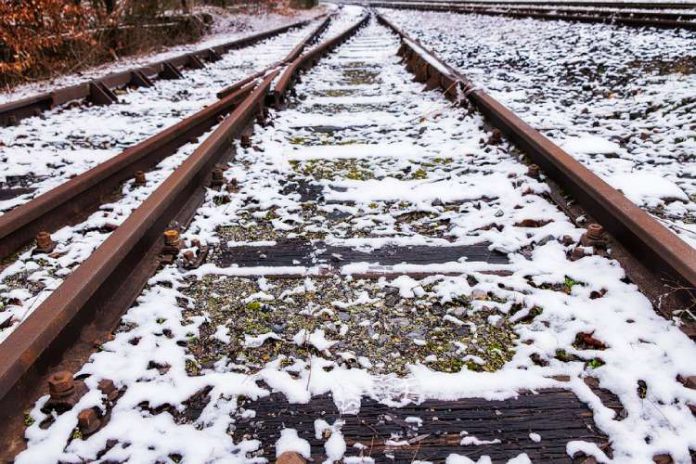 tory kolejowe zimą