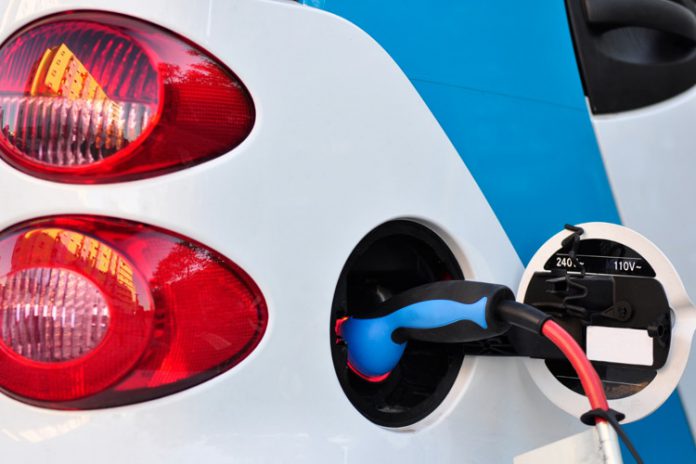 Ładowanie samochód elektryczny