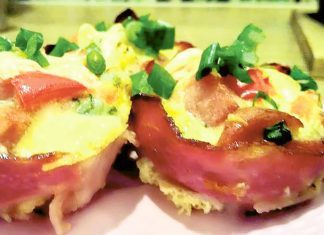 Muffinki z jajkiem, boczkiem i warzywami