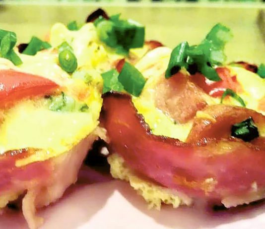 Muffinki z jajkiem, boczkiem i warzywami