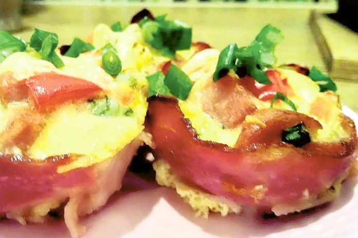 Muffinki z jajkiem, boczkiem i warzywami