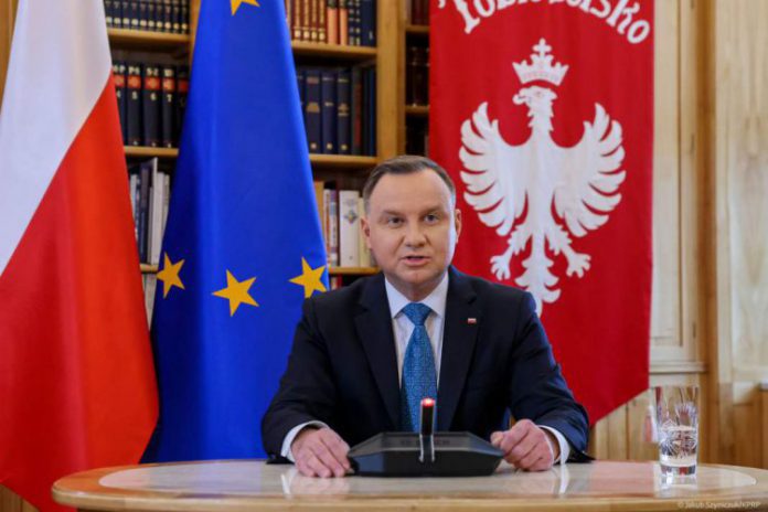 SzczepionkaprzeciwCOVID .Prezydentzabrałgłos