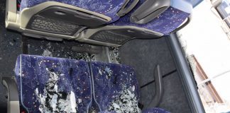 Wybita szyba w autobusie