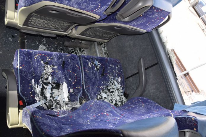 Wybita szyba w autobusie