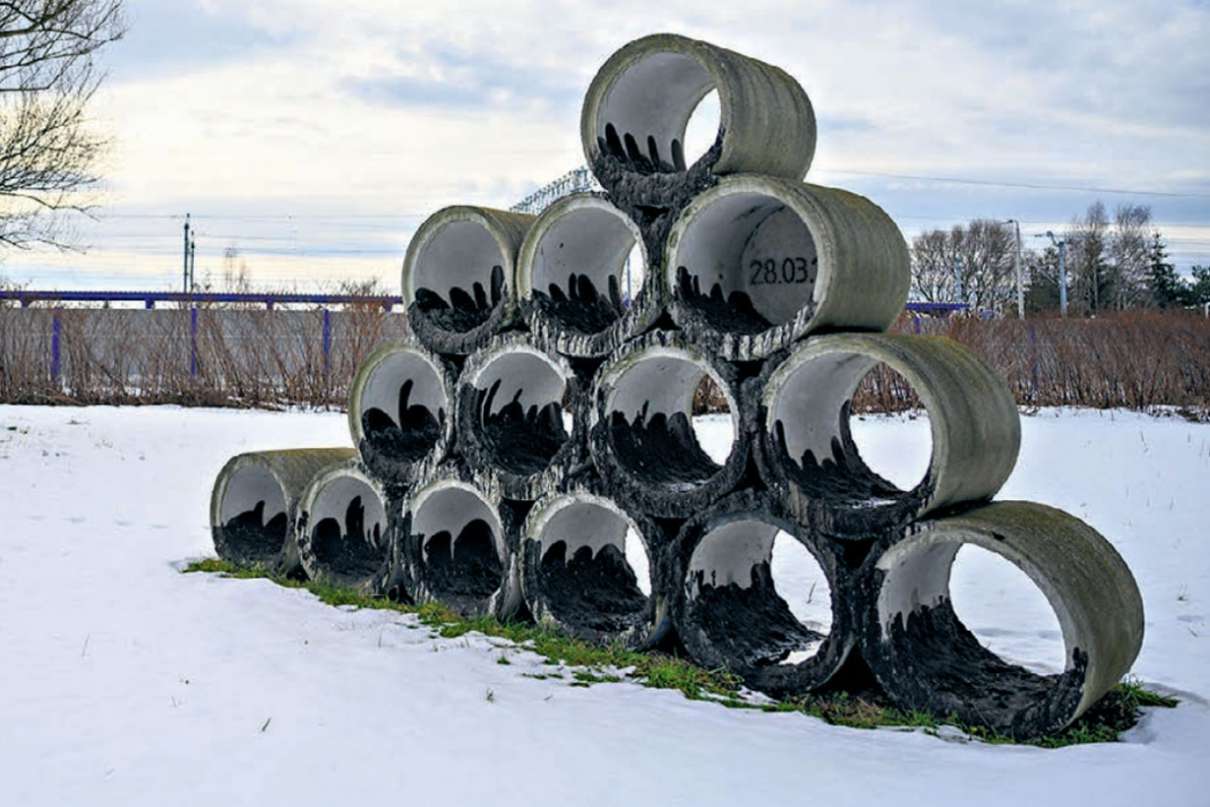 Betonowy pomnik w Mościcach