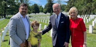 Polacy składali kwiaty przy grobie. W pewnym momencie podszedł do nich prezydent USA z żoną [WIDEO]