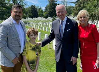 Polacy składali kwiaty przy grobie. W pewnym momencie podszedł do nich prezydent USA z żoną [WIDEO]