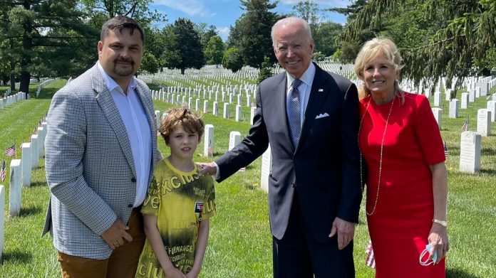 Polacy składali kwiaty przy grobie. W pewnym momencie podszedł do nich prezydent USA z żoną [WIDEO]