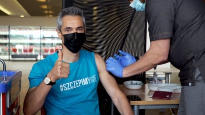 Selekcjoner reprezentacji Polski zaszczepił się przeciw COVDI-19 [WIDEO]