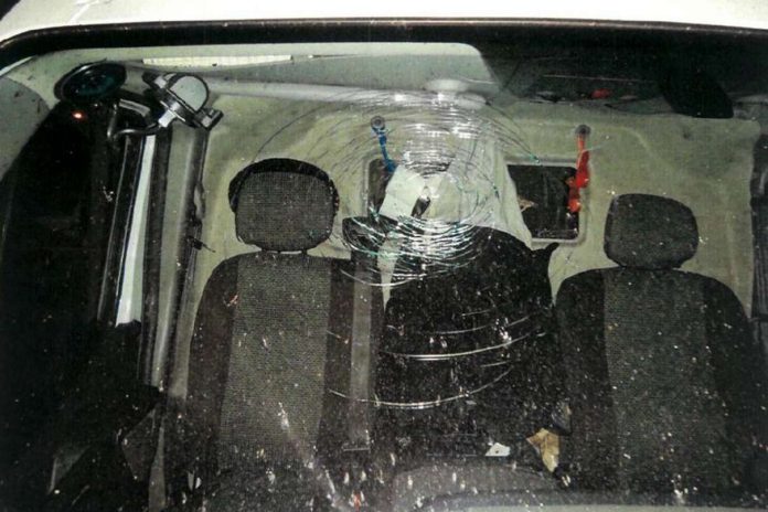 Rzucali kamieniami do pojazdów