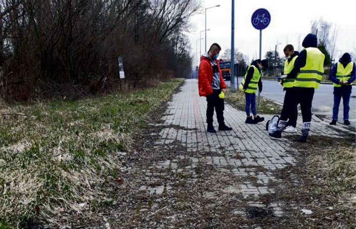 Tarnów - Młodzież porządkująca ścieżkę rowerową