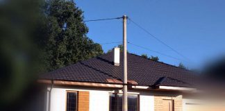 Dom i słup elektryczny