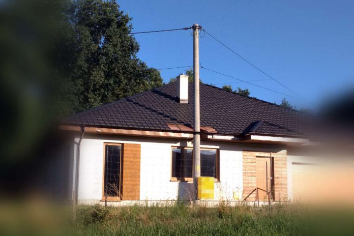 Dom i słup elektryczny