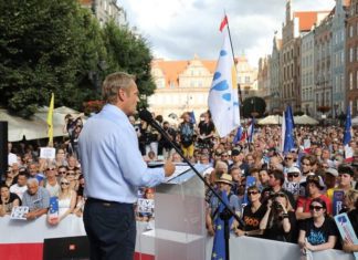 Tusk do Kaczyńskiego: Wyjdź z tej swojej jaskini i stań ze mną twarzą w twarz!