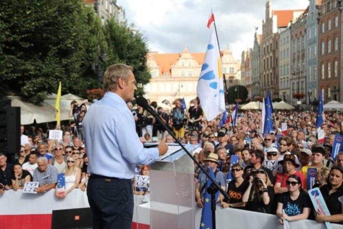 Tusk do Kaczyńskiego: Wyjdź z tej swojej jaskini i stań ze mną twarzą w twarz!