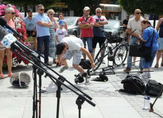 Konferencja PO. Agresywny przechodzień zaatakował dziennikarza
