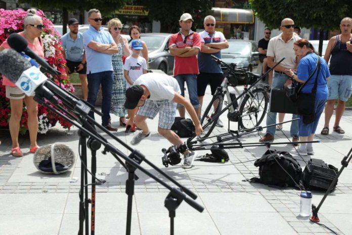 Platforma-Obywatelska-Nowy-Targ Konferencja PO. Agresywny przechodzień zaatakował dziennikarza