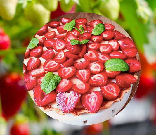 Tarta Z budyniem i truskawkami