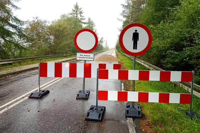 Zamknięty most w Ostrowie