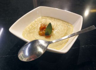 Krem z białych warzyw z rabarbarem