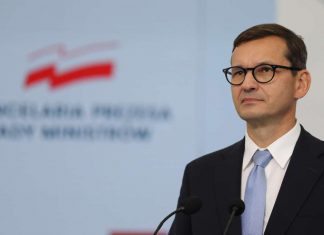 COVID-19. Mateusz Morawiecki apeluje o powrót do "miękkich zaleceń"