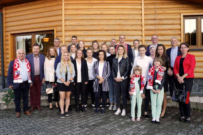 Parlamentarzyści i przedsiębiorcy spotkali się z piłkarkami Tarnovii