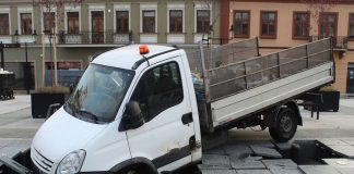 Bochnia - Śmieciarka zapadł się pod nową fontanną