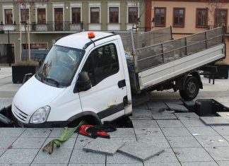Bochnia - Śmieciarka zapadł się pod nową fontanną