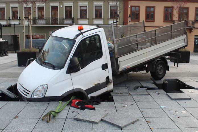 Bochnia - Śmieciarka zapadł się pod nową fontanną