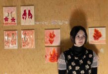 Klaudia Dziurawiec na tle swoich prac