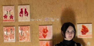 Klaudia Dziurawiec na tle swoich prac