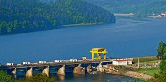 Most obok elektrowni w Czchowie