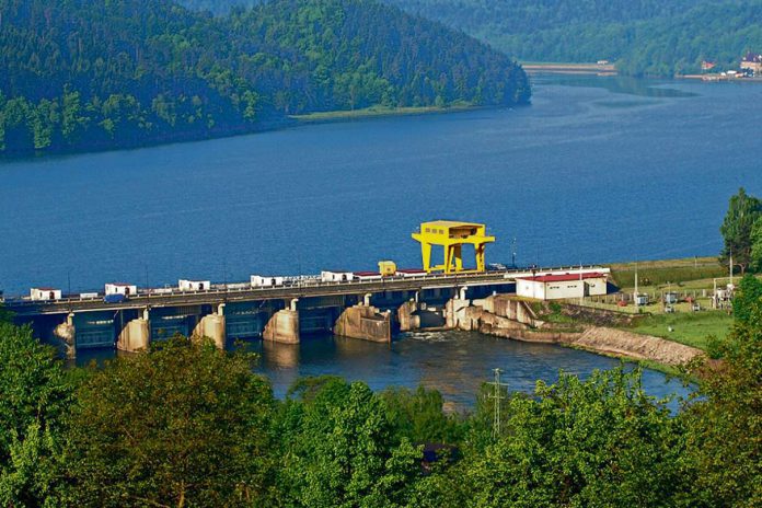 Most obok elektrowni w Czchowie