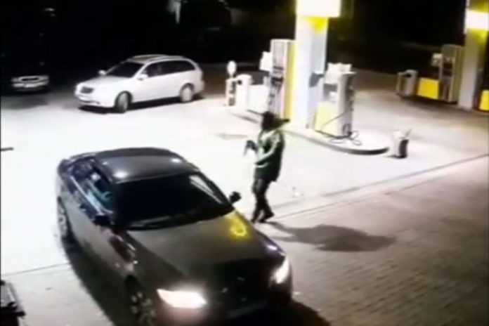 Atak maczetą na stacji paliw w Żabnie