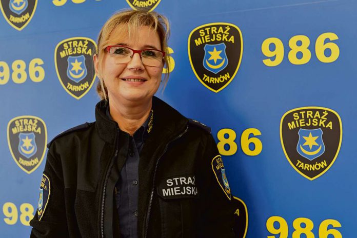 Strażnicy kontrolują czym palimy w piecu