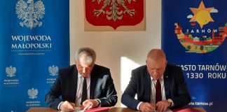 Tadeusz Kwiatkowski i Ryszard Pagacz podpisują umowę