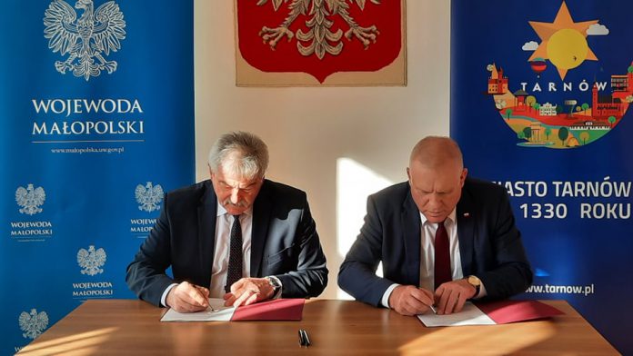 Tadeusz Kwiatkowski i Ryszard Pagacz podpisują umowę